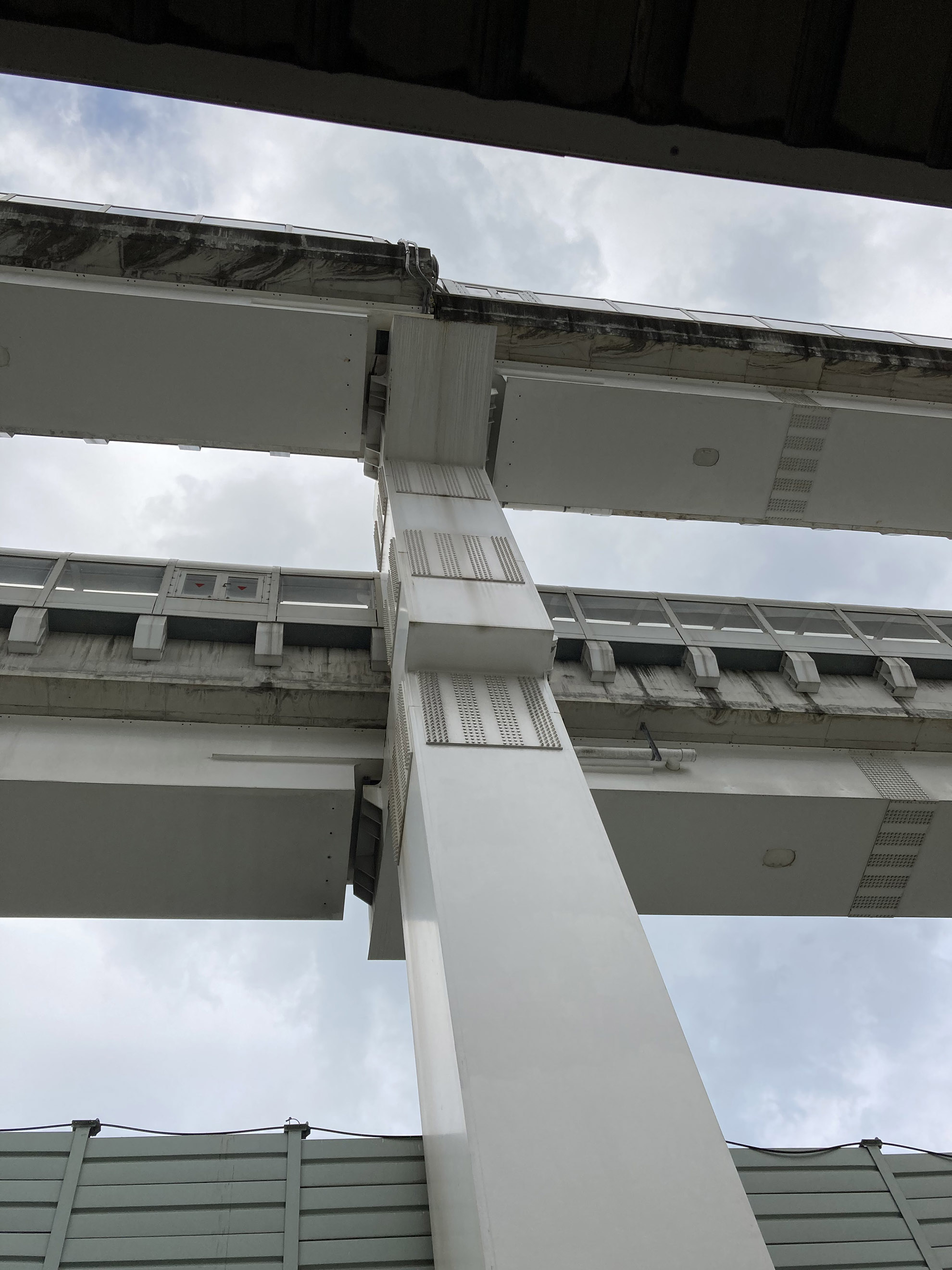 le tablier métalique a subit une rotation d'ensemble sur sa partie continue (4 travées) autour de la pile n°2. Le glissement transversal atteint la demi-largeur de poutre